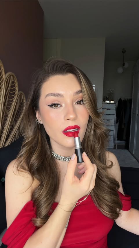 Instagram post by @busraungaann for Alix Avien. Caption reads: [...] @fentybeauty Amber Stick Kontür @alixavien....