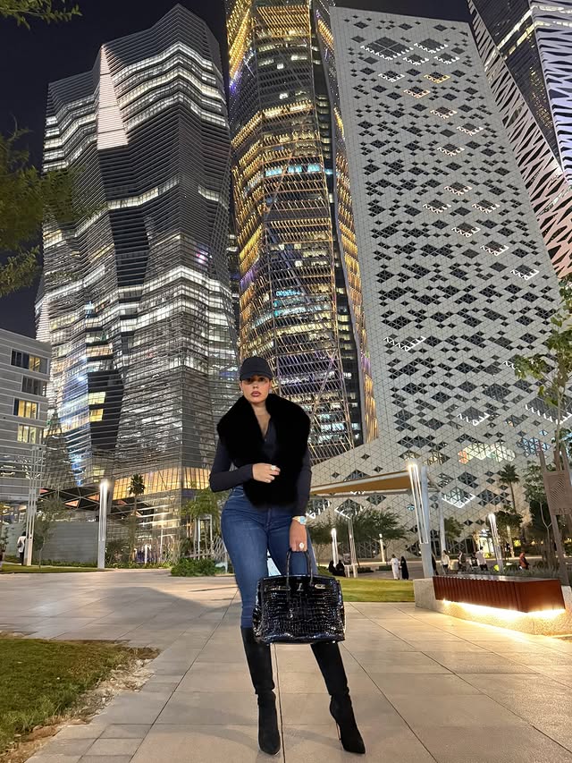 Instagram post by @georginagio for Alo Yoga. Caption reads: Ayer me construyó. Hoy me transforma 🩷 @alo.