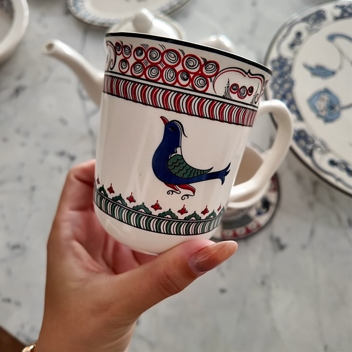 Instagram post by @balooun for Karaca. Caption reads: Karaca x Ömür Akkor İznik koleksiyonu 💙

#reklam....