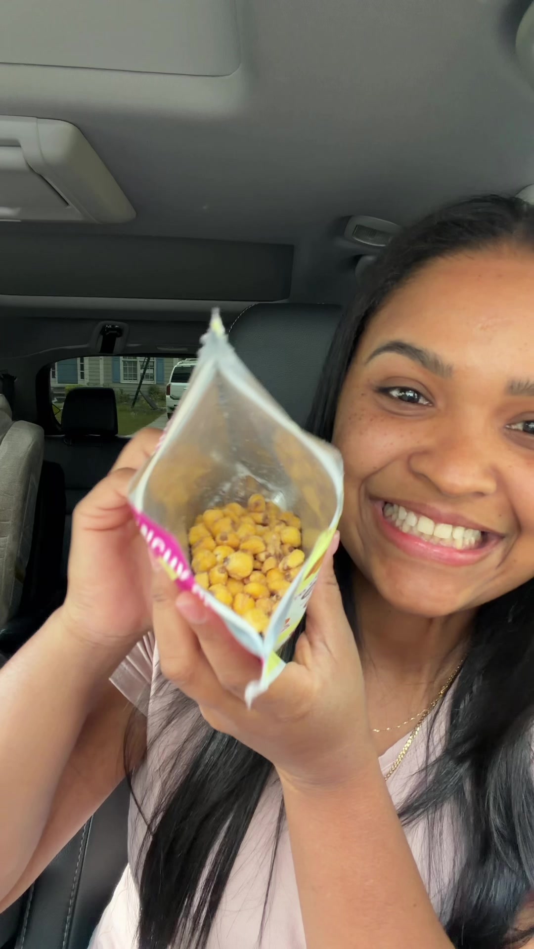 TikTok post by @yandecastro_ for LOVE CORN. Caption reads: Me gustó tanto este maíz 🌽 de Love Corn que volví....