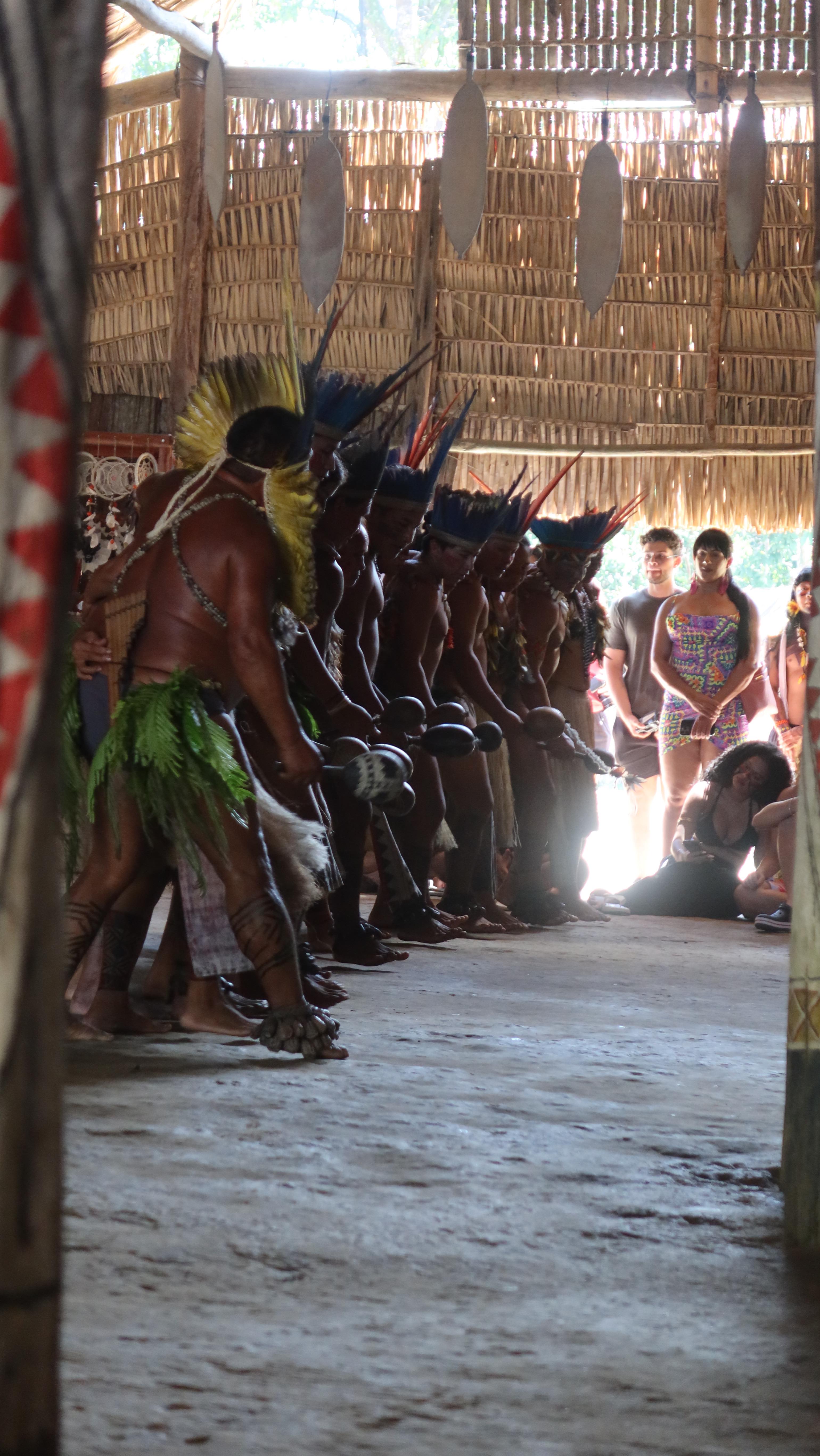 Instagram post by @weemilyferreira for Embelleze. Caption reads: Amazônia se sente. 
@embelleze.