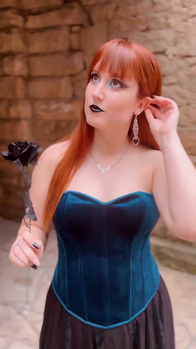 Instagram post by @aliciamigueles for Scarlet Darkness. Caption reads: [...] haunted 🖤🥀

Corset and skirt:....