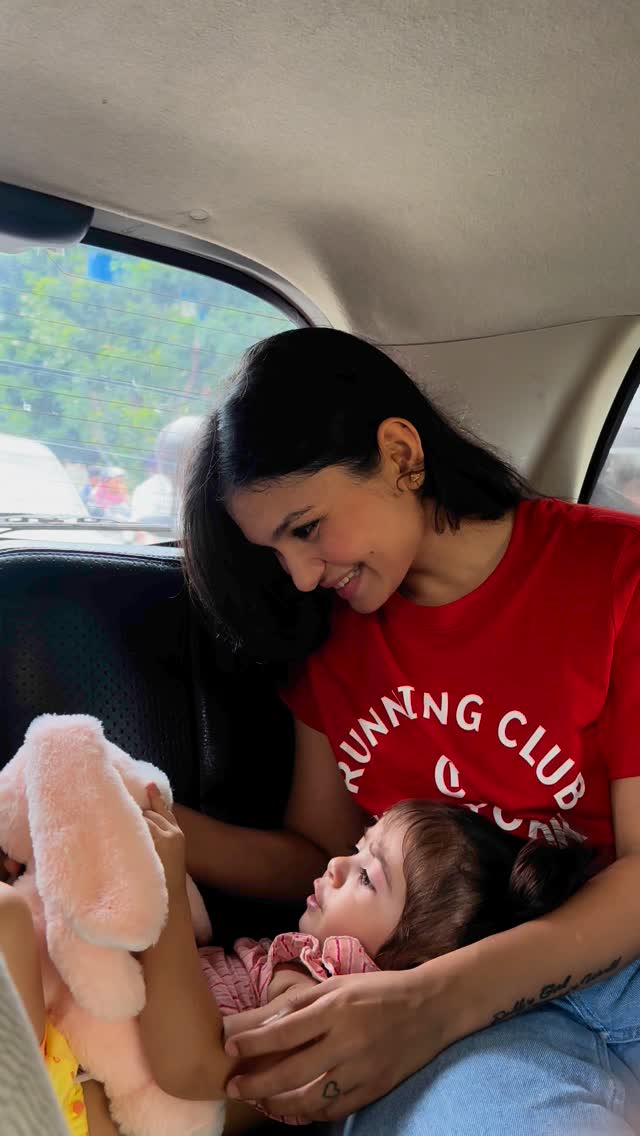Instagram post by @mowniee_j for Superbottoms. Caption reads: Travel + potty training? Lagta hai tough, par....