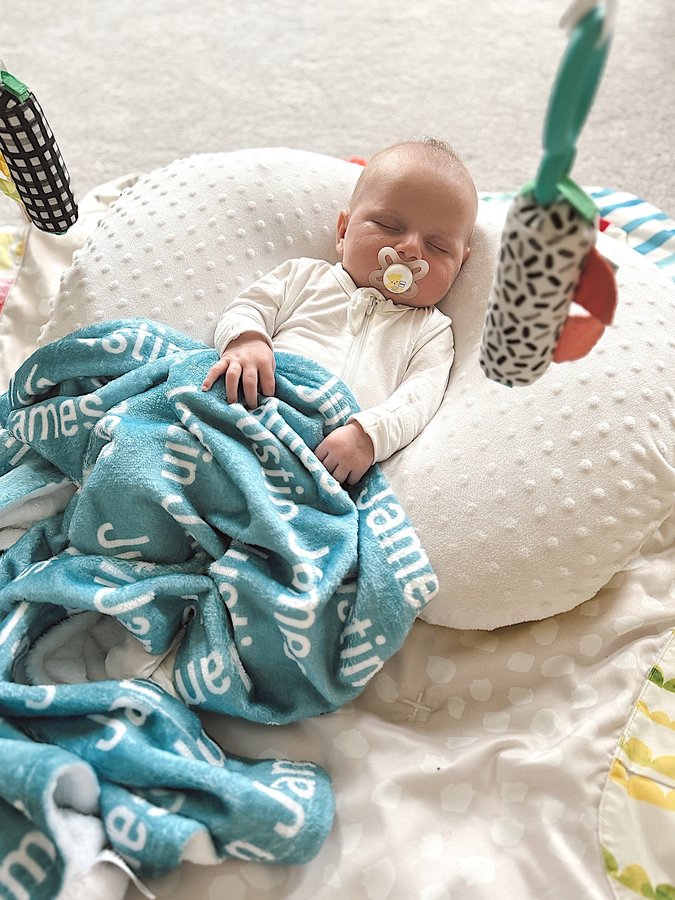 Instagram post by an influencer for Kyte Baby. Caption reads: @kytebaby cuddles🤍 #8weeks [...].