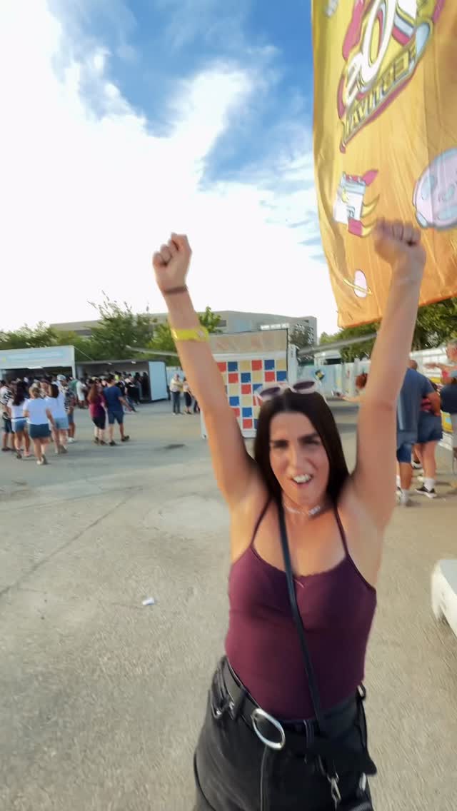 Instagram post by @isitadiaz1 for Repsol. Caption reads: ASÍ VIVIMOS EL FESTIVAL LOVE THE 90’S Sevilla....