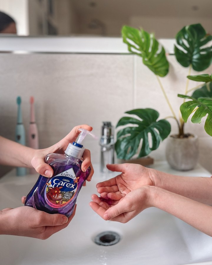 Instagram post by @podandherpeas for Carex. Caption reads: [...] 🪵 Little hands enjoying big....