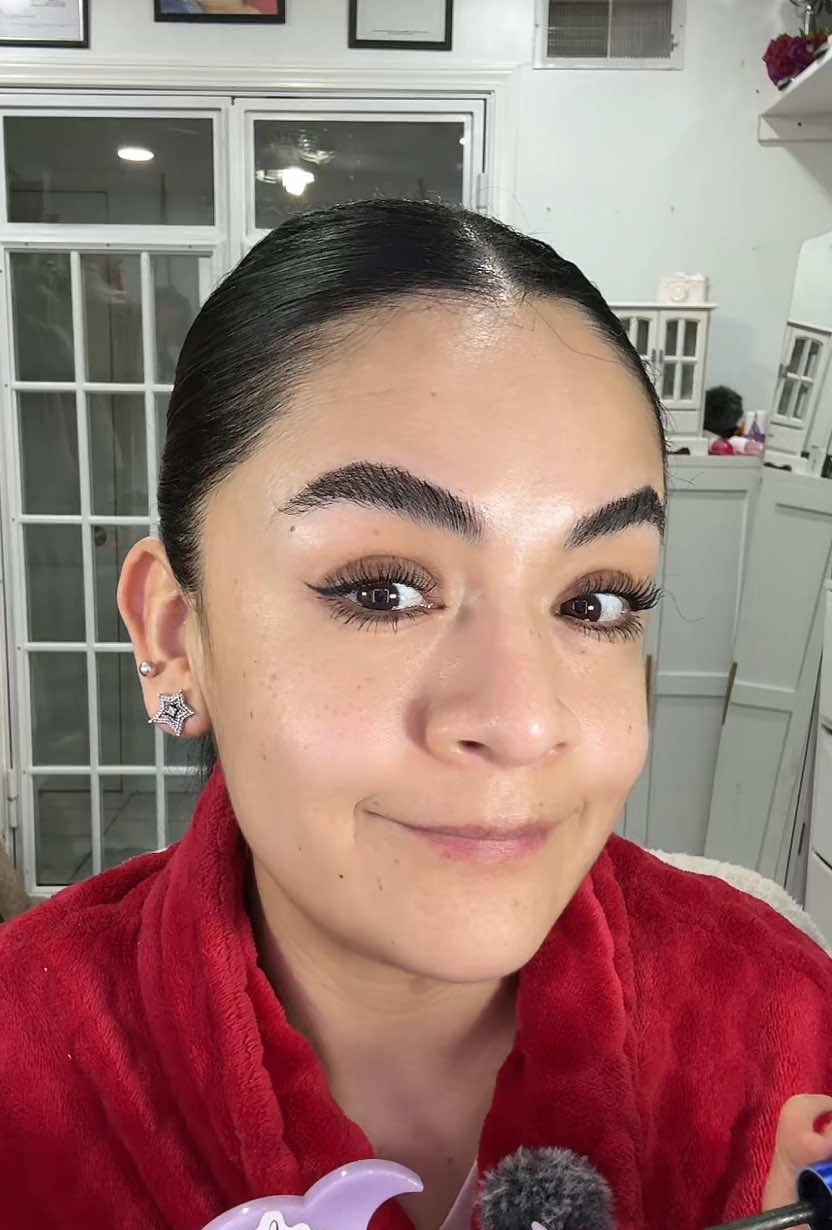 TikTok post by @viryescalantec for HECI Beauty Makeup. Caption reads: [...] y pestañas 🙌#lashes #eyebrows @HECI Beauty....