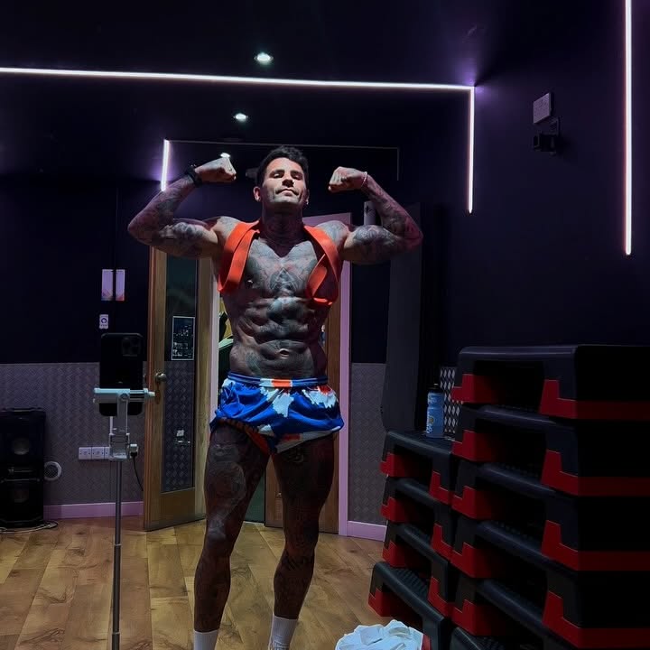 Instagram post by @chris_perceval for HEXXEE. Caption reads: [...] focused leg day 
Spicy flame socks by....