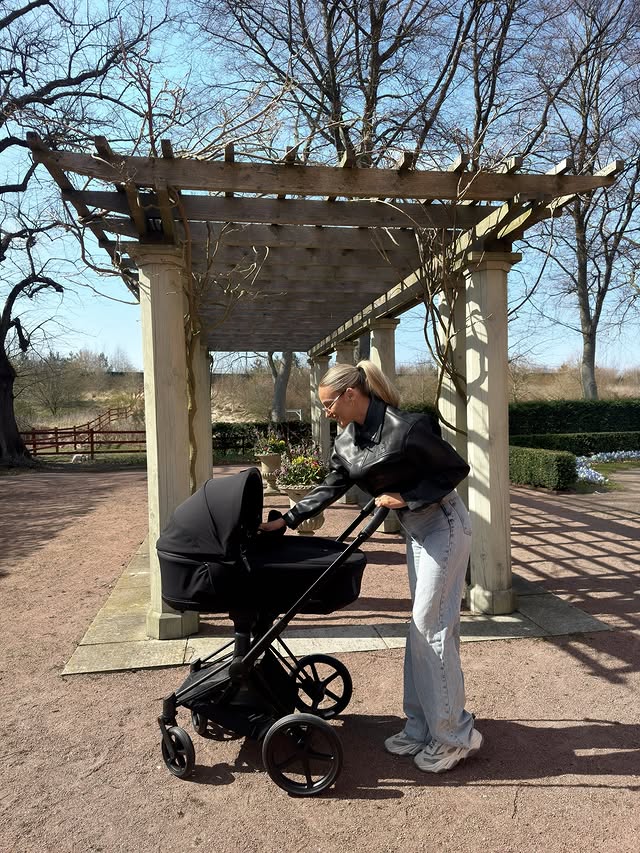 Instagram post by @skopljak for CYBEX. Caption reads: [...] with the choice of stroller @jollyroom....