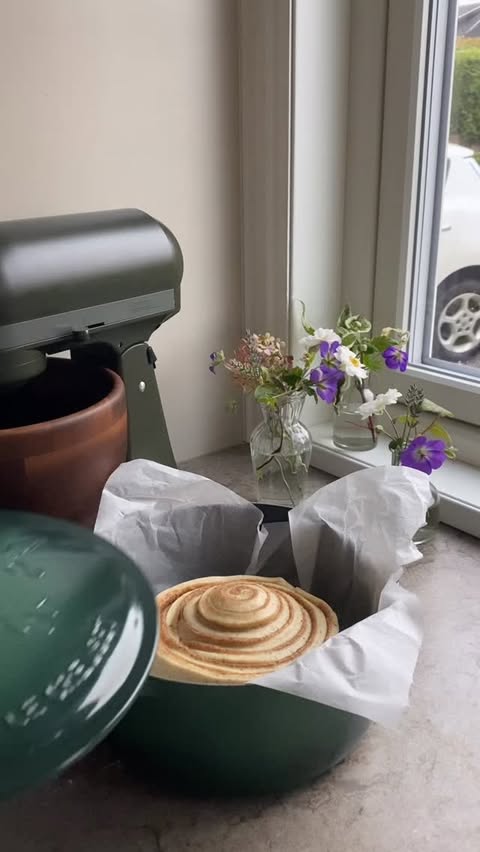 Instagram post by @vanilladiariesby.c for Le Creuset. Caption reads: You won’t regret it 🤎
Dough: 3,25dl milk
500g....