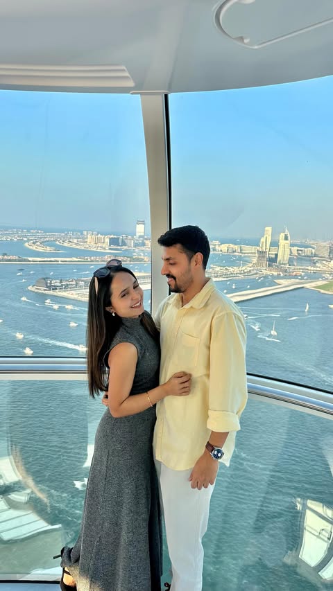 Instagram post by @siyantimitra for GetYourGuide. Caption reads: [...] wheel with 🎡😍🇦🇪

Booked through....