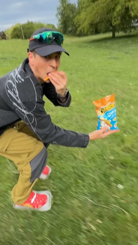 Instagram post by @mach_nikos for Cheetos. Caption reads: [...] vam zustane na prstech pri konzumaci....