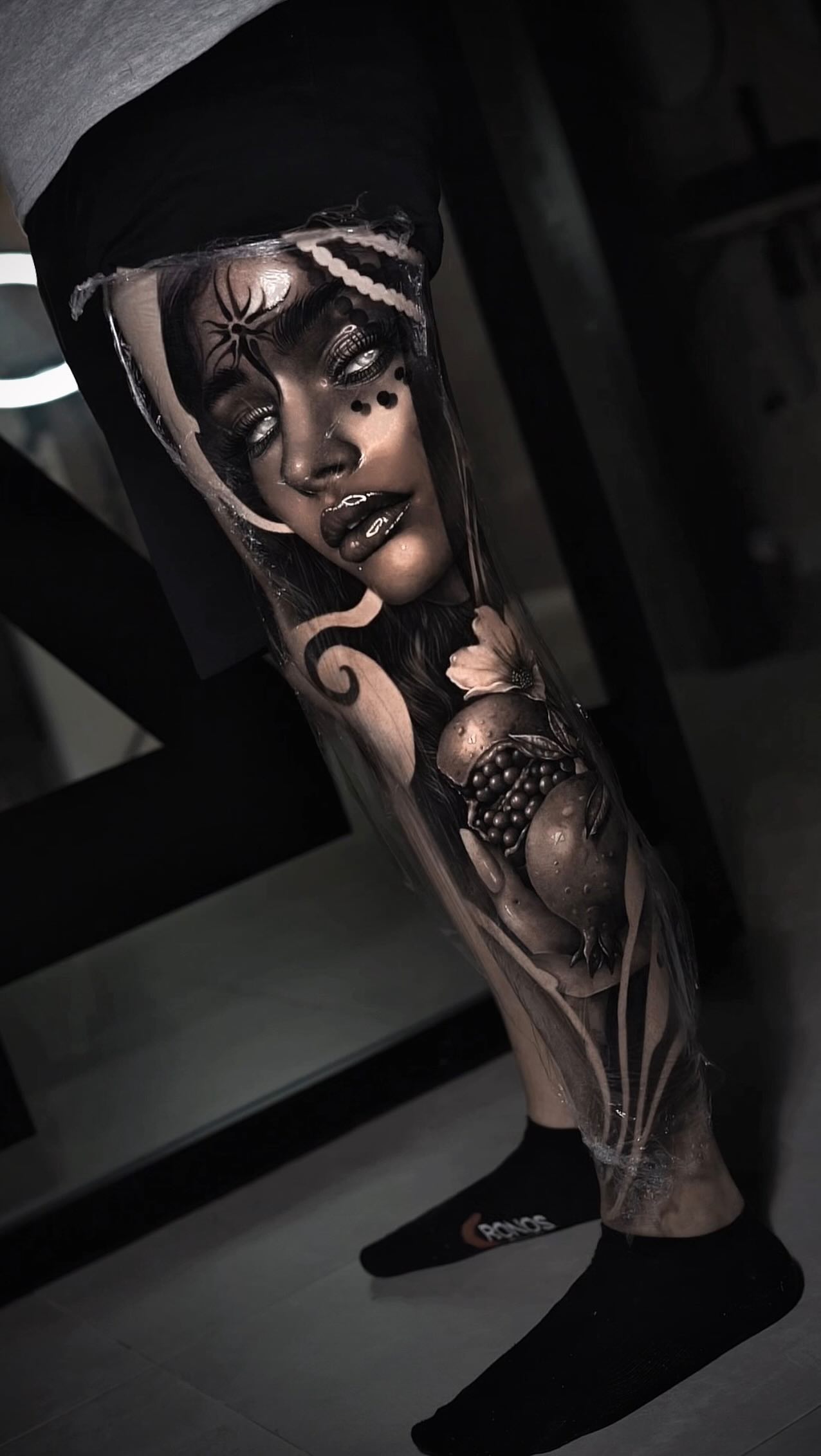 Instagram post by @raulferrertattoo for Sullen Clothing. Caption reads: ➖En este proyecto de pierna exterior la clave está....