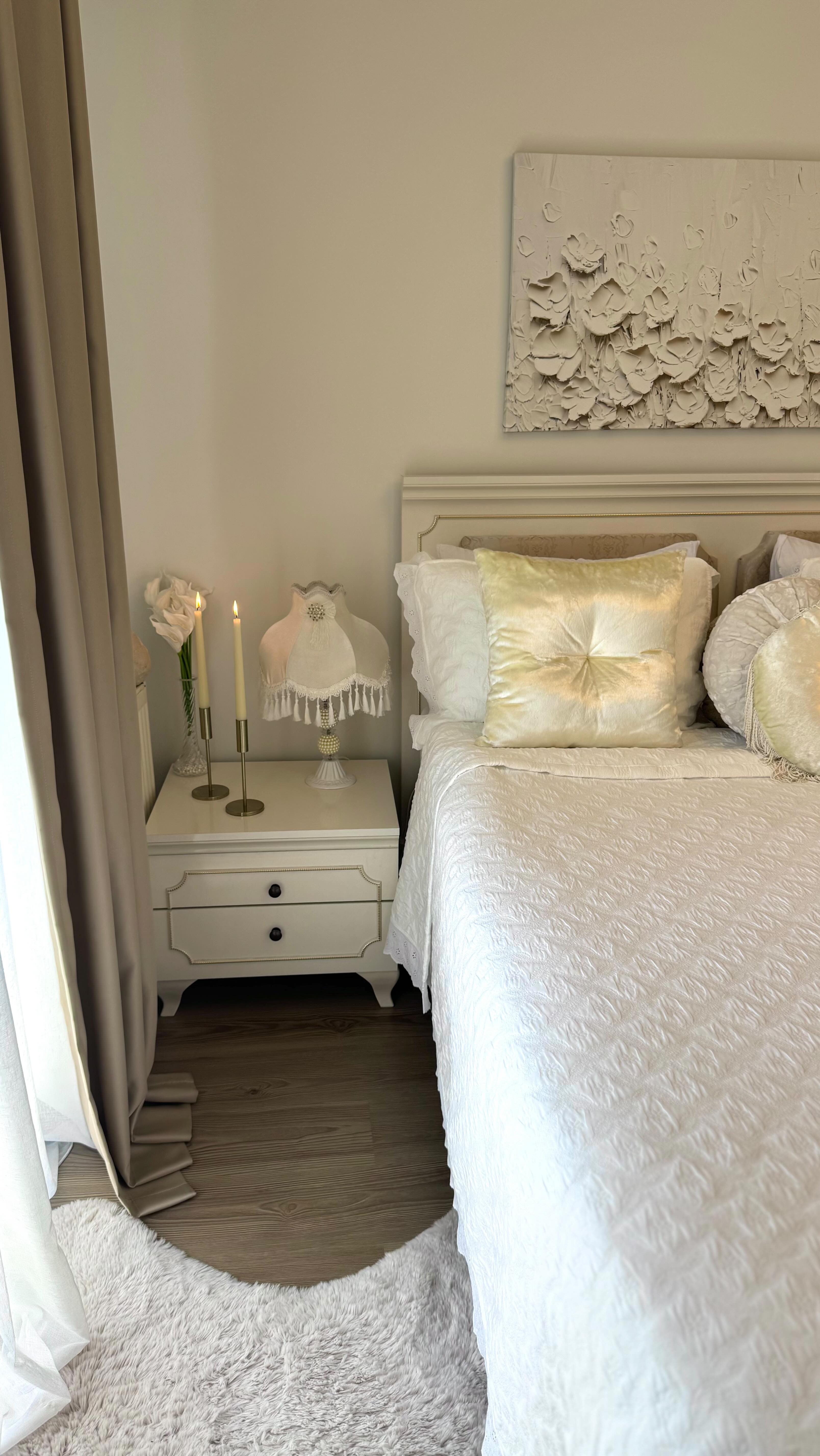 Instagram post by @esoomesoo for Karaca Home. Caption reads: ~Vintage Bedroom~

Zarif, sakin ve geçmişin....