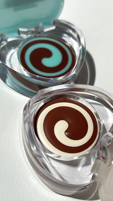 Instagram post by @leslovesbeauty for Dasique. Caption reads: [...] but make it dessert themed with the....