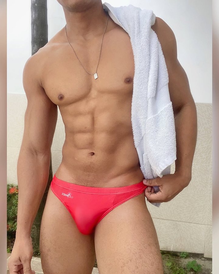 Instagram post by @roimoss for ThePack Underwear. Caption reads: 😎.