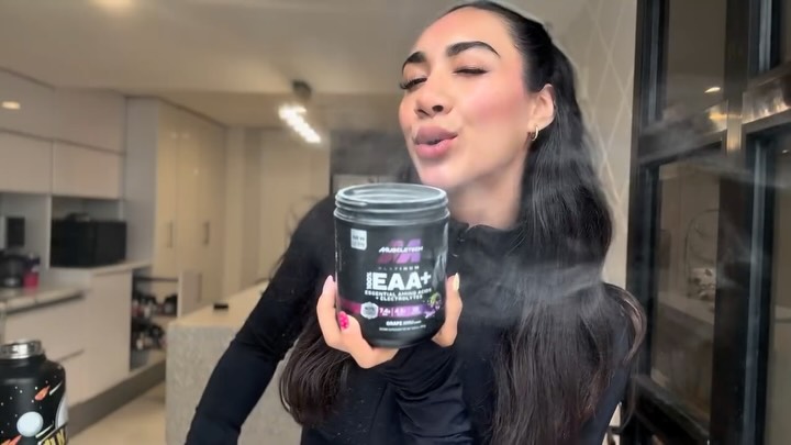 Instagram post by @carol.cossio15 for MuscleTech. Caption reads: [...] de hombro🥥🥥 mi suplementacion de....