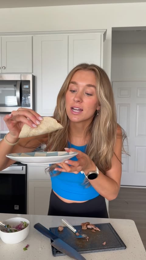 Instagram post by @everythingelli_ for Hungryroot. Caption reads: [...] find something new I absolutely love.....