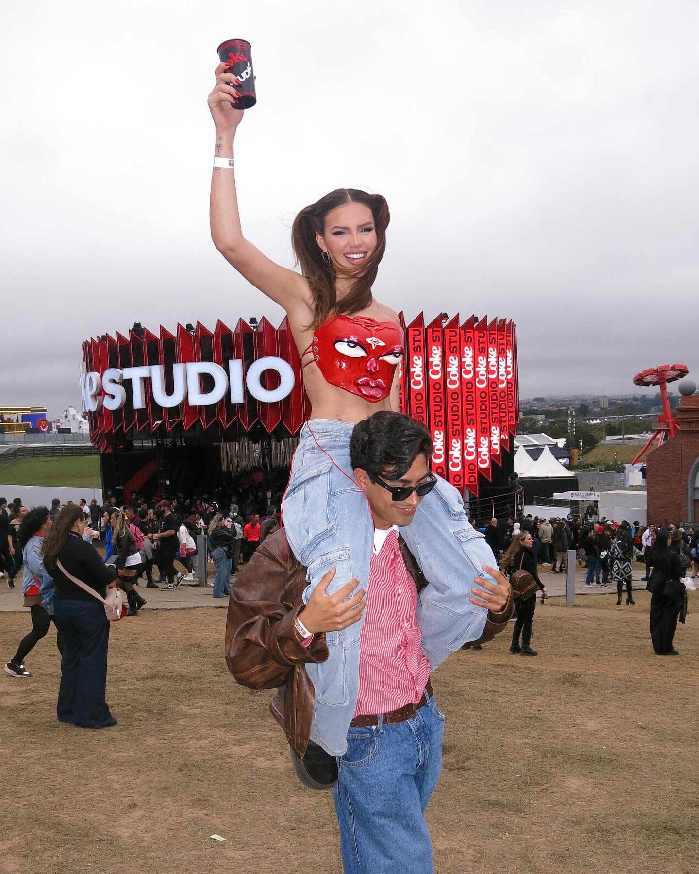 Instagram post by @vivi for Coca-Cola Brasil. Caption reads: Falou em festival, falou em Coca-Cola ❤️🥤
Amand....