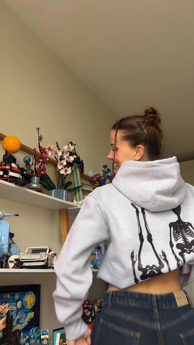 Instagram post by @carlyhymz for In Print We Trust. Caption reads: [...] Dc: @zoe.dang1 Hoodi sponsored by....