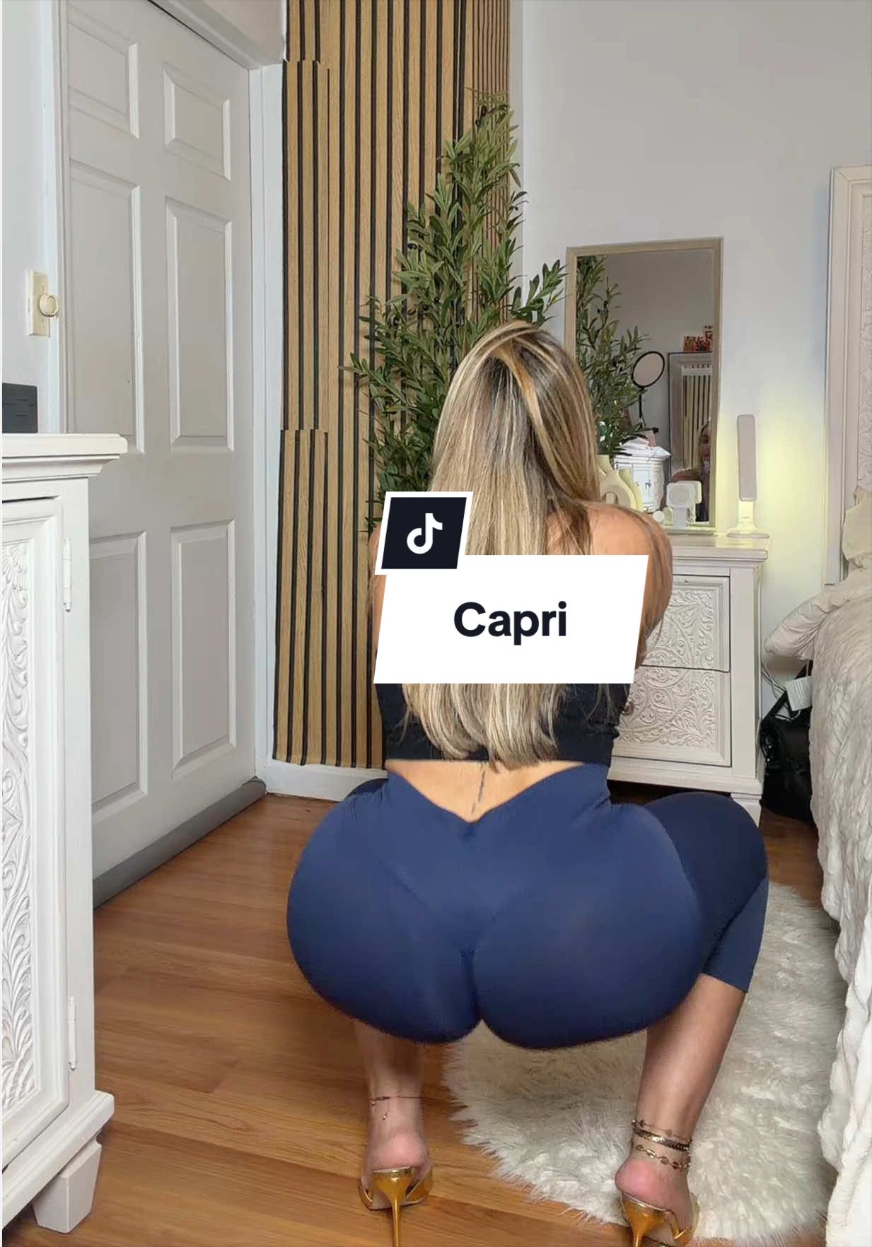 TikTok post by @emelindafashion for TimeOFF Sports. Caption reads: Capri leggings casual o deportiva @TimeOFF Sports....
