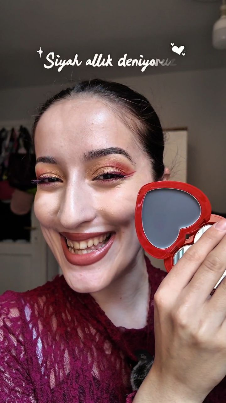 Instagram post by @edc.shares for Makeup Revolution. Caption reads: Ambalajını görünce kayıtsız kalamadım🫠 yapısını....