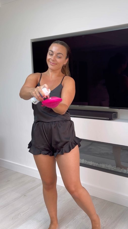 Instagram post by @rachaelcasey for Skinny Tan. Caption reads: Fake tan and white bed sheets, a horror story 🤣....