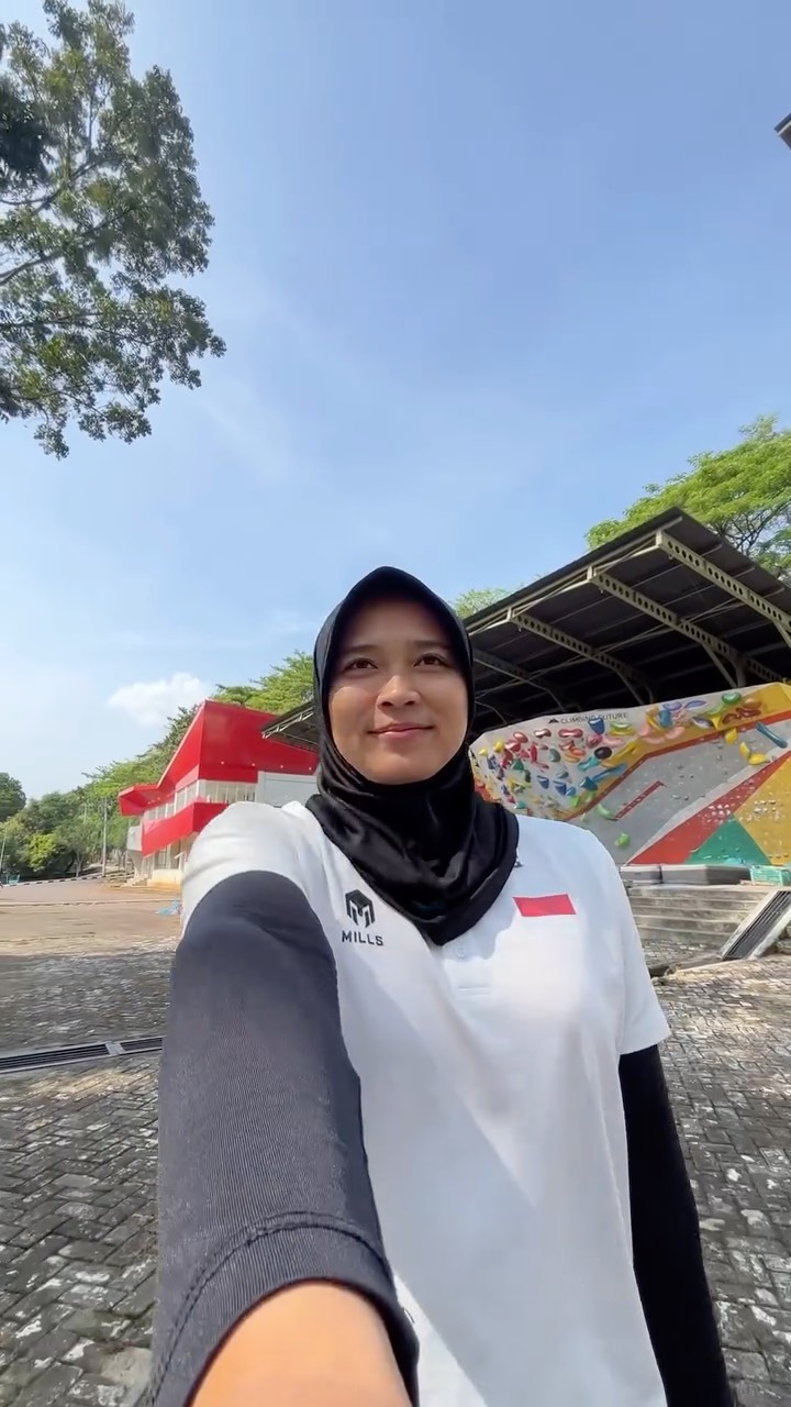 Instagram post by @aries_susanti for Glow & Lovely Indonesia. Caption reads: Banyak yang merasa jalan yang ku pilih nggak....