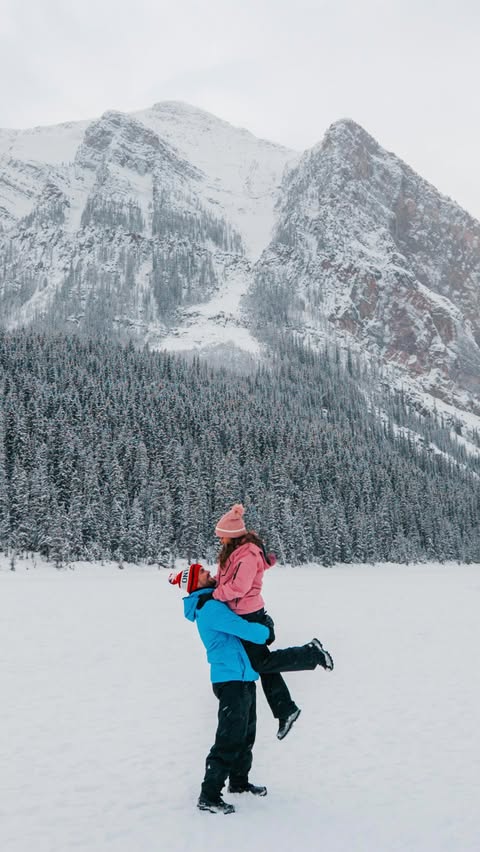 Instagram post by @elmundoenpareja_ for Skyscanner. Caption reads: [...] Desventajas de viajar en....