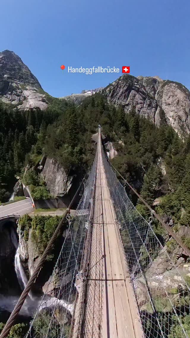 Instagram post by @swisstravelmemories for Switzerland. Caption reads: Wer traut sich hier drüber?😍⛰️ 

Das Begehen....