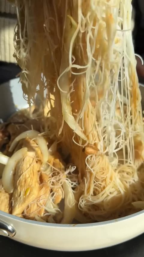 Instagram post by @jennaliveswell for Harris Teeter. Caption reads: was craving noodles… @harristeeter came in CLUTCH....