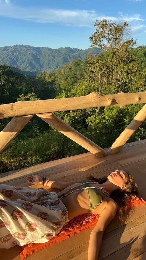 Instagram post by @maisiefloo for Pranamat. Caption reads: [...] journey this past year.
I use my pranamat....