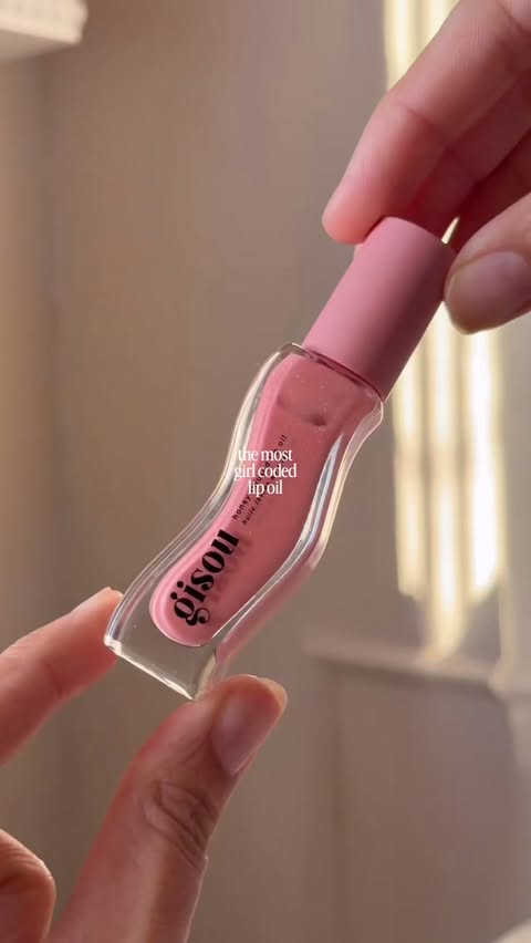 Instagram post by @axlinag_ for Gisou. Caption reads: @gisou pink praline 🩰🎀👄 The prettiest girly....