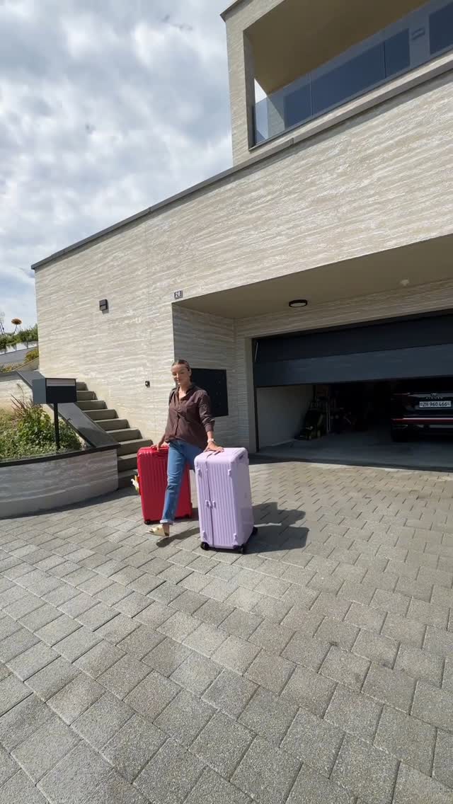 Instagram post by @officialxlinda for Airalo. Caption reads: Koffer? Gepackt. Airalo? Aktiviert. WLAN-Suche?....