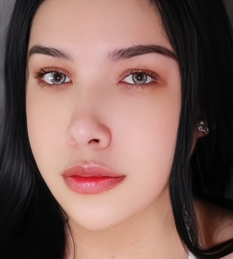 Instagram post by @makeupglamlu for 1800 Contacts. Caption reads: Beautiful Contact Lenses from
@1800contacts....