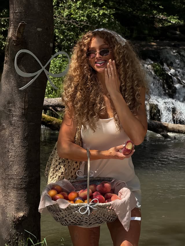 Instagram post by @jey__mar for Hunkemöller. Caption reads: [...] / always staying comfortable with....