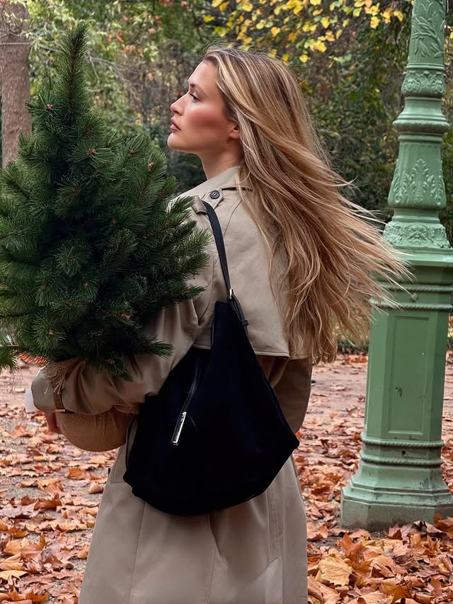 Instagram post by @chloelecareux for Ted Baker. Caption reads: [...] already decorated their tree? ✨ 🎄 @tedbaker....