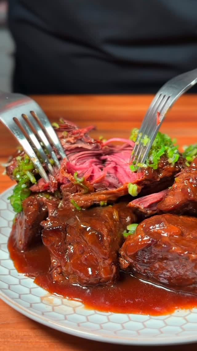 Instagram post by @jose.elcook for Bachan’s. Caption reads: Bachans Braised beef chuck short ribs is as tender....