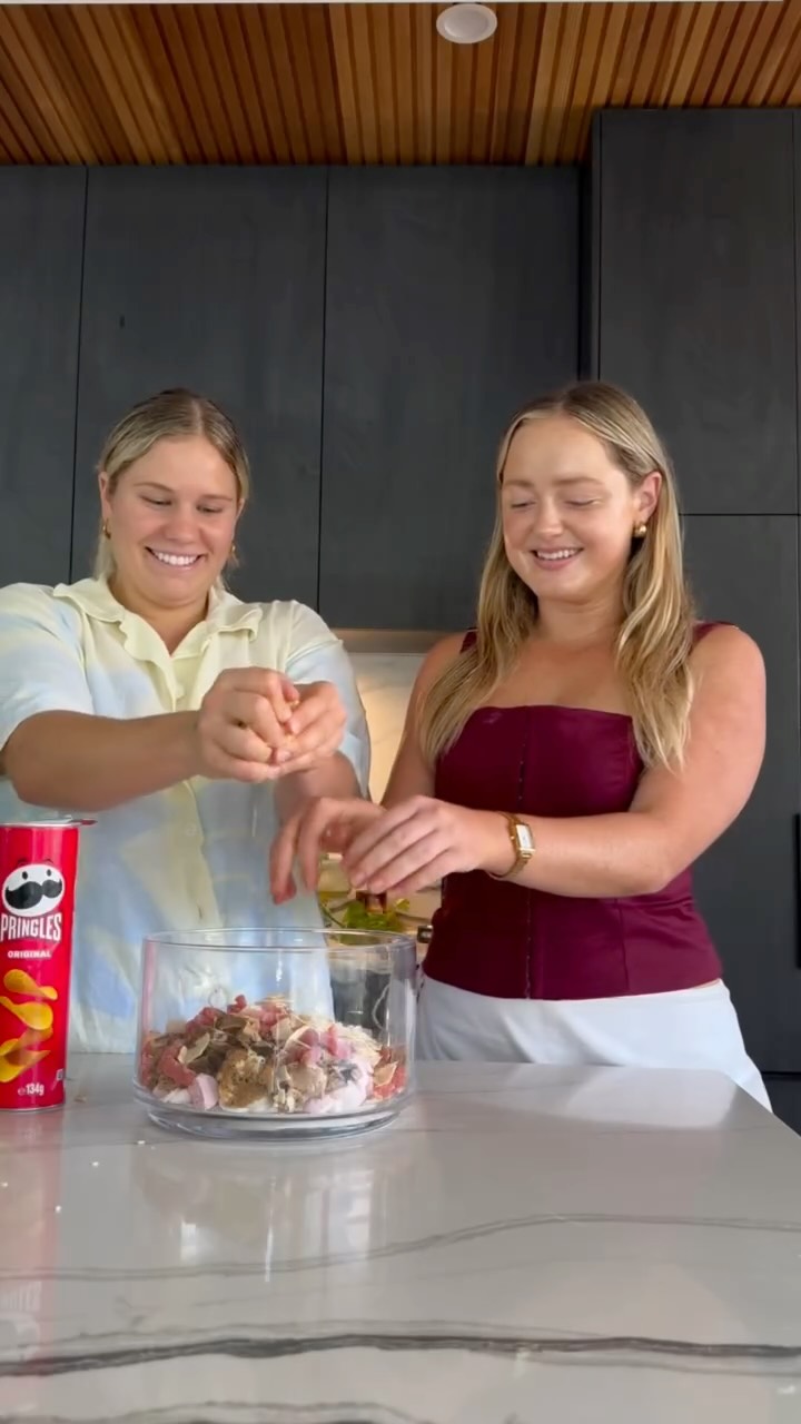 Instagram post by @ellirosedietitian for Pringles. Caption reads: The countdown to Christmas is officially on ✨....