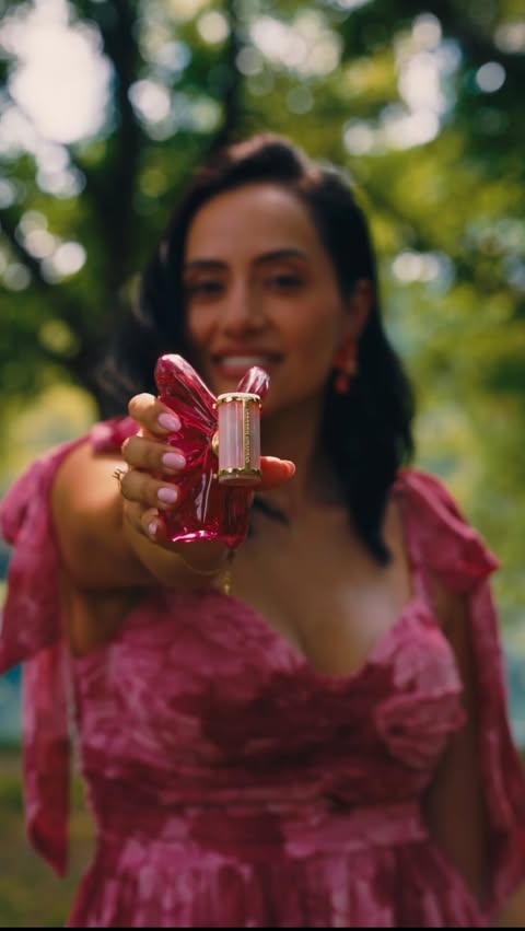 Instagram post by @_sarita94 for CAROLINA HERRERA. Caption reads: [...] arrive like a Bomba. 💗 La Bomba by Carolina....