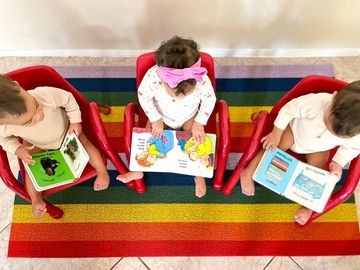 Instagram post by @thereyesfamily__ for Chilewich. Caption reads: [...] this amazing rainbow shag mat from....