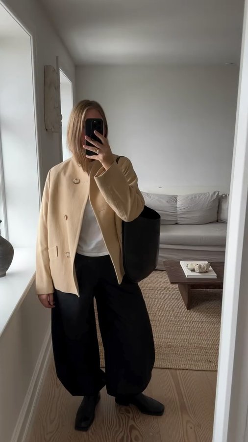 Instagram post by @sillebuchmann for ARKET. Caption reads: Advertisement 

Look 1 

Coat and pants....