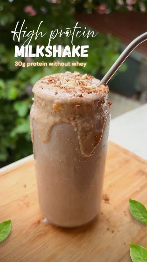 Instagram post by @nikynutrition for Akshayakalpa Organic. Caption reads: 4 ingredient HIGH PROTEIN shake  

Makes (2....