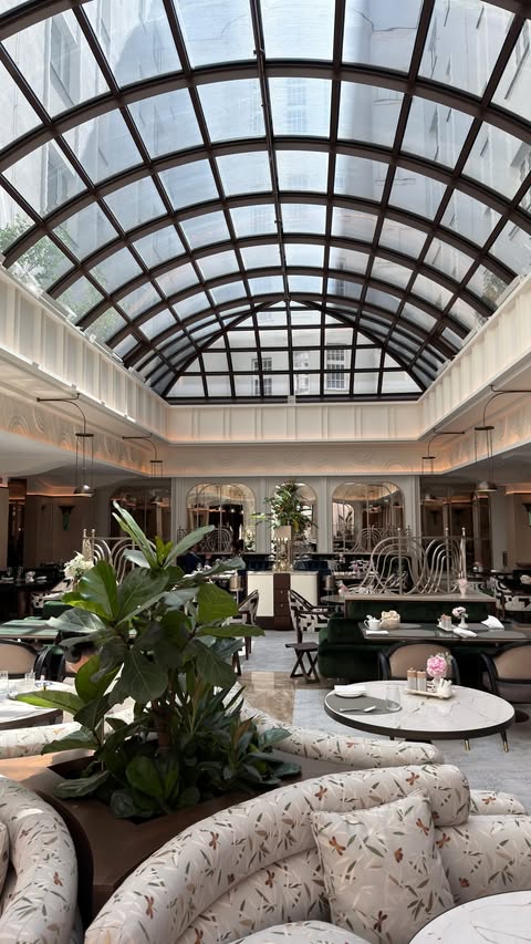Instagram post by @travelescape_vienna for Mandarin Oriental. Caption reads: [...] brunch. ✨ Tucked inside the Mandarin....