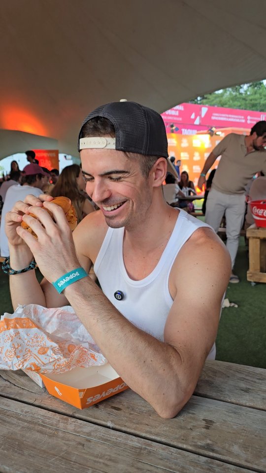 Instagram post by @karinherrero for Popeyes. Caption reads: Si este reel llega a 10k likes, me tatúo con aguja....