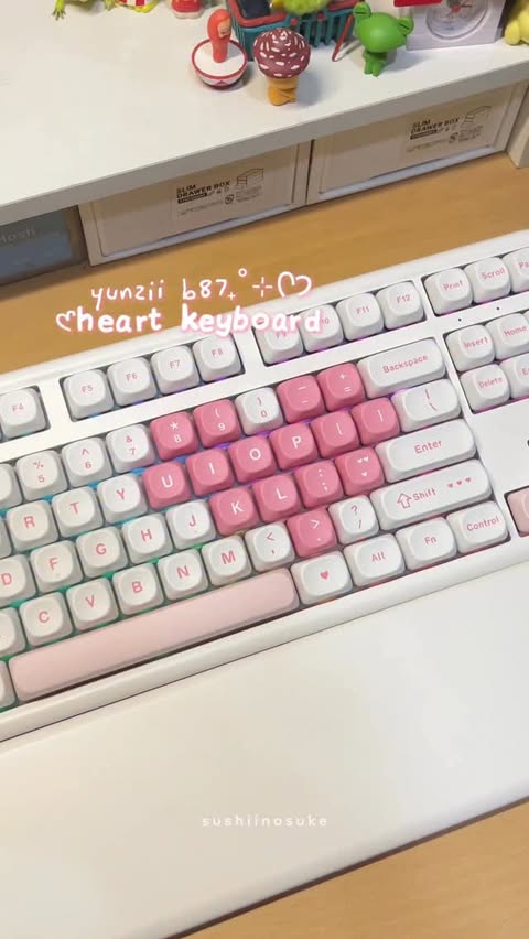 Instagram post by @sushiinosuke for Yunzii. Caption reads: pink heart keyboard (ෆ˙ᵕ˙ෆ)♡ from @yunzii_keyboard....