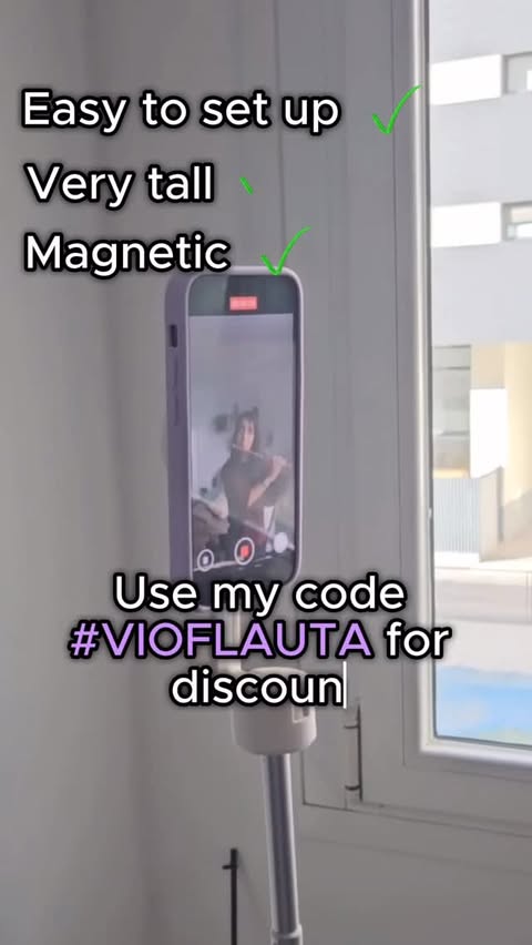 Instagram post by @vioflauta for KraftGeek. Caption reads: [...] using it, even in Rome 🥰 Tripod from....