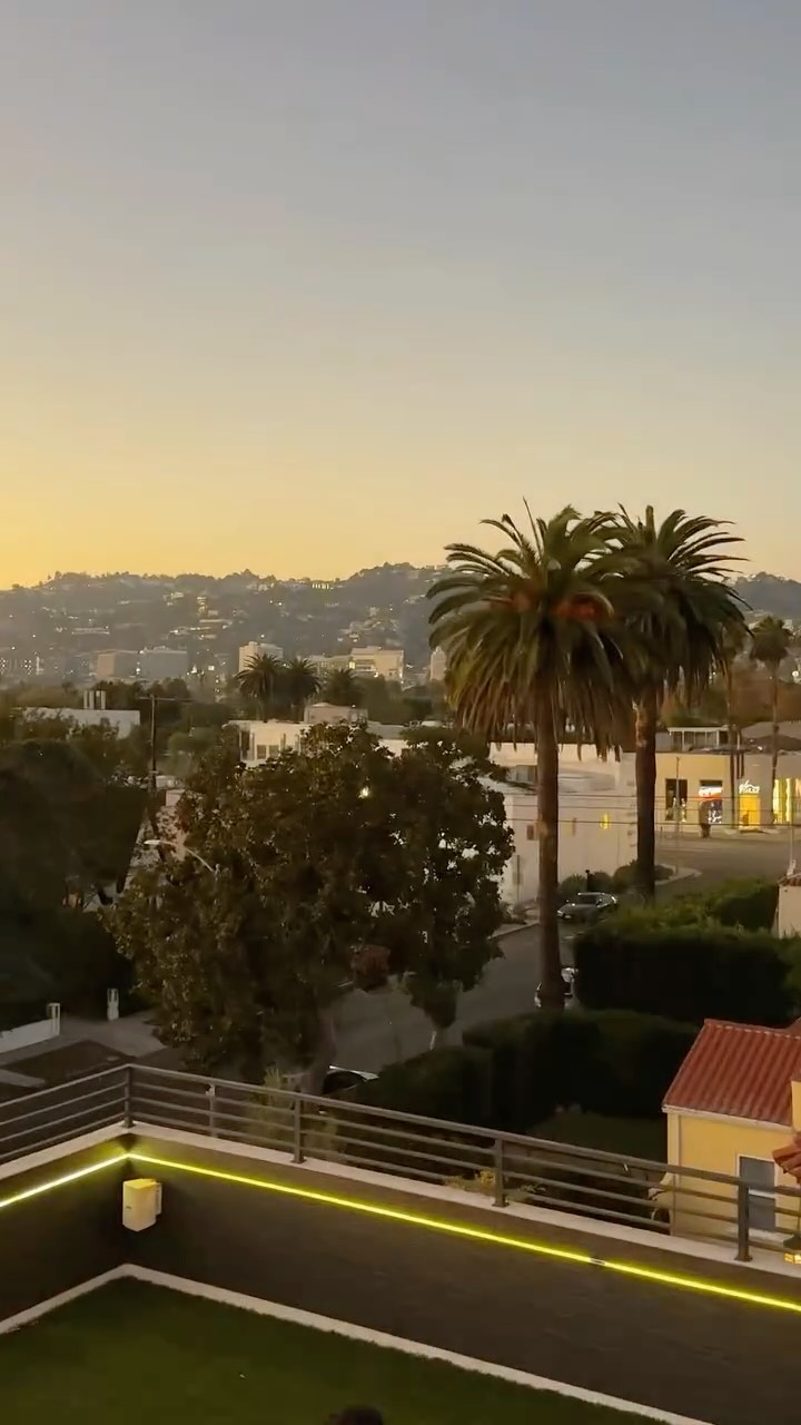 Instagram post by @hector_marchena_ for 1UP Nutrition. Caption reads: Yo soy la presión💪🏽😤
Just a weekend in LA👻🎃,....