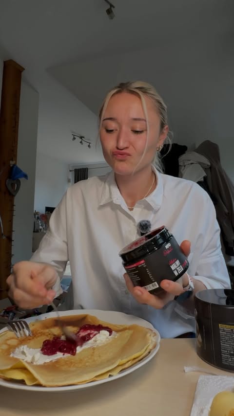 Instagram post by @lora_eksplora for KFD. Caption reads: (Reklama) @kfdnutrition -> kod: rusz4litery 🤭🤫🥹....