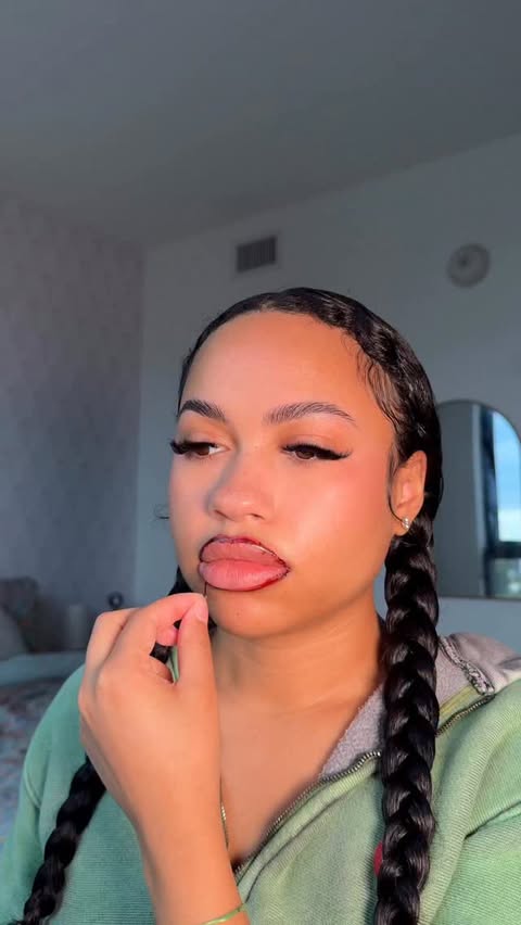 Instagram post by @isabellagreenlee for Hard Candy. Caption reads: Peel off lip liner 👀 #lipliner #peelofflipstain....